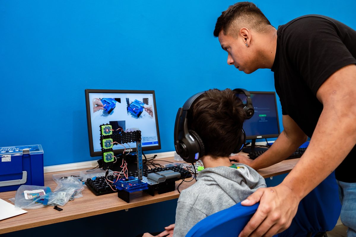 Adolescente em projeto avançado de robótica e automação