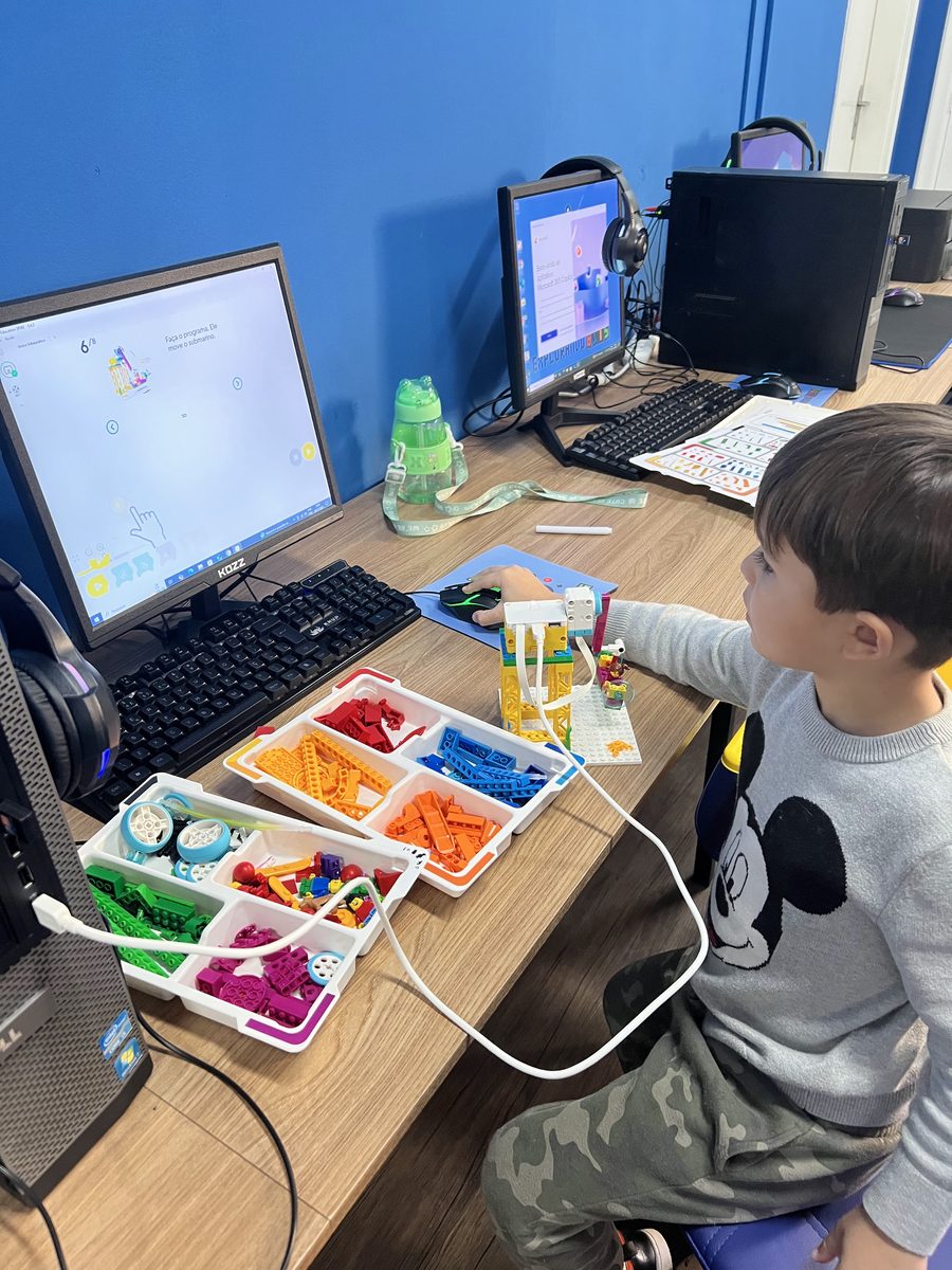 Aluno na aula de robótica Lego com programação